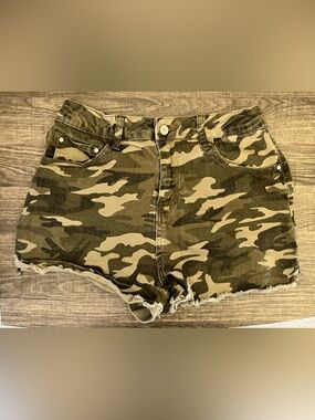 Potili Women’s Camo Print Denim Shorts Size 10